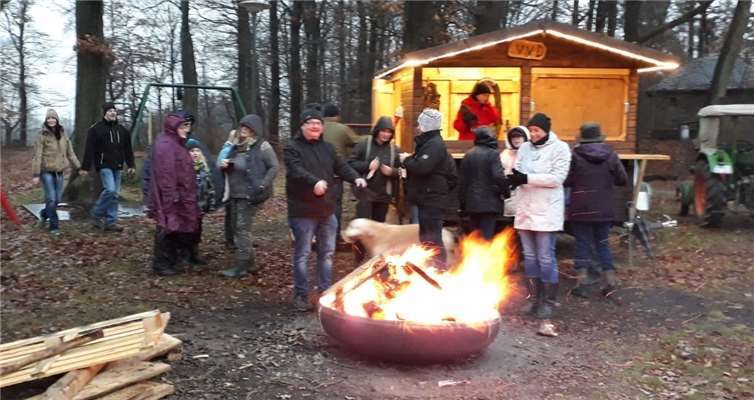 Am offenen Feuer konnten sich die durchnässten Beteiligten wieder erwärmen.privat