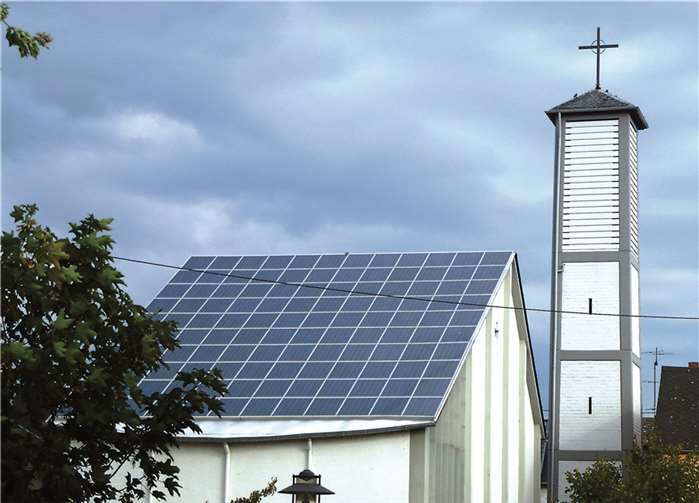 Am offensichtlichsten sind die beiden Photovoltaik-Anlagen auf den Dächern der Friedenskirche. Privat