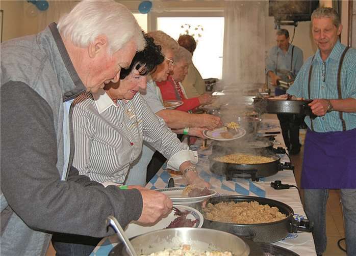 Am opulenten „Bayerischen Büffet“ versorgten sich die Gäste mit typisch süddeutschen Speisen.