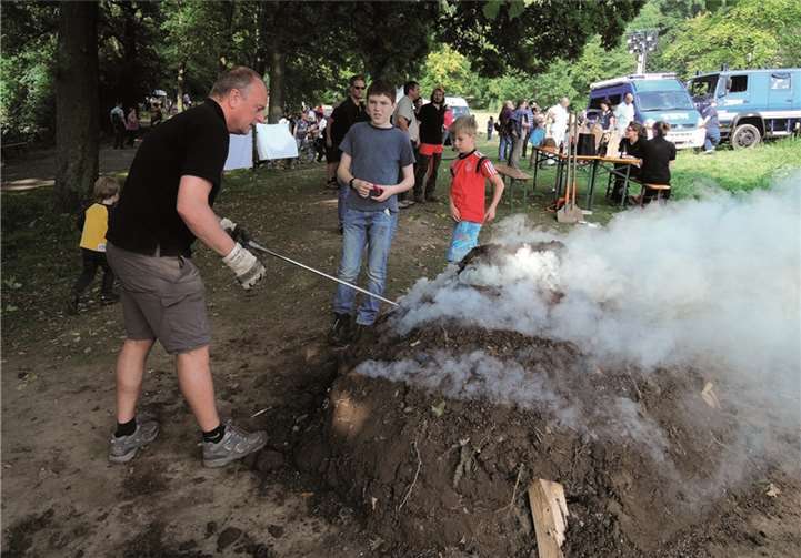 Am originalgetreuen Meiler wurde die traditionsreiche Arbeit der Köhler erläutert.