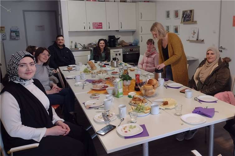 Am reich gedeckten Tisch unterhielten sich die Eltern beim Stadtteilfrühstück.  Foto: Jan Buchheim