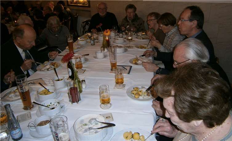 Am reichlich gedeckten Tisch versammelte man sich traditionsgemäß nach den Karnevalstagen. Foto: privat