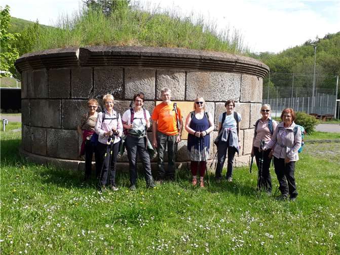 Am römischen Grabtumulus in Nickenich begann die Wanderung „Von Nickenich zum Laacher See", zu der der Eifelverein Andernach eingeladen hatte. Foto: privat