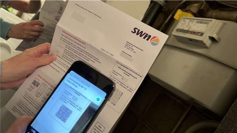 Am schnellsten geht es mit dem Smartphone: Mit dem QR-Code kommt man direkt ins Portal und kann den Zählerstand eingeben. Bis zum 6. Januar müssen die Daten vorliegen.  Foto: Gerd Neuwirth/SWN