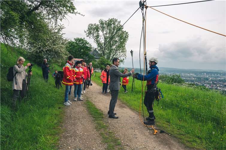 Am späten Nachmittag seilte sich die DRK-Bergwacht Ettringen mit seinem Team hoch über Koblenz von der Aussichtsplattform auf dem Festungsplateau ab. Quellen: DRK Koblenz