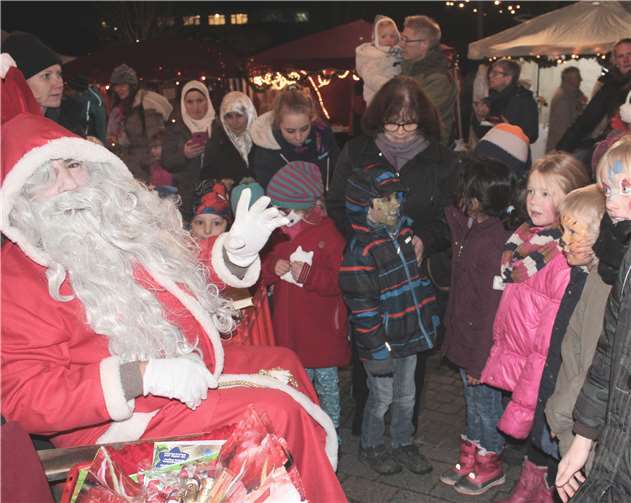 Am späten Samstagnachmittag wurde der „richtige“ Weihnachtsmann von den jüngsten Marktbesuchern dicht umringt. Fotos: -DL-