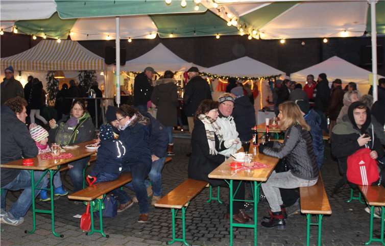 Am späten Samstagnachmittag wurde der „richtige“ Weihnachtsmann von den jüngsten Marktbesuchern dicht umringt.