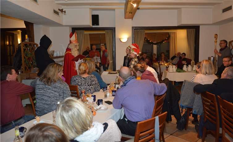 Am späten nachmittag kam auch der Nikolaus dazu und verteilte seine Gaben. Detlef Suhr/KG Unkel