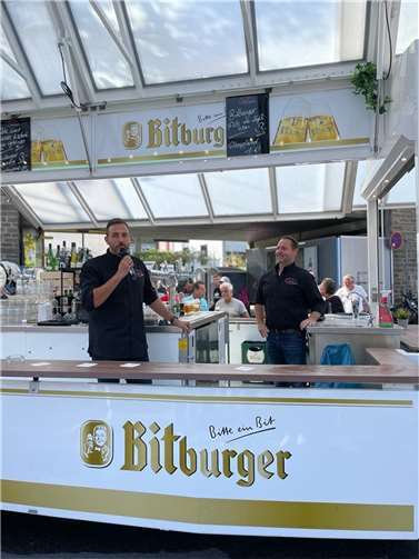 Am traditionellen Michelsmarkt Montag löste Oberbürgermeister Christian Greiner und Christian Barth eine Wette aus dem letzten Jahr zum Ausgang der Oberbürgermeisterwahl ein. Foto: privat