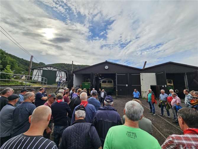 Am und im Bahnbetriebswerk der Brohltaleisenbahn erfuhren die „Blaumacher“ viel über die Geschichte der Bahnstrecke und der eingesetzten Loks und Waggons.  Foto: Julia Schweitzer/VG-Verwaltung Mendig