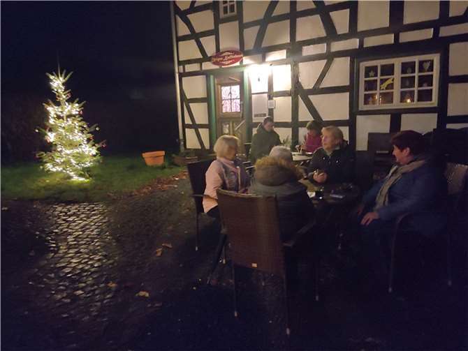 Am urigen Kaffeehaus gab es Glühwein und Döppekooche.