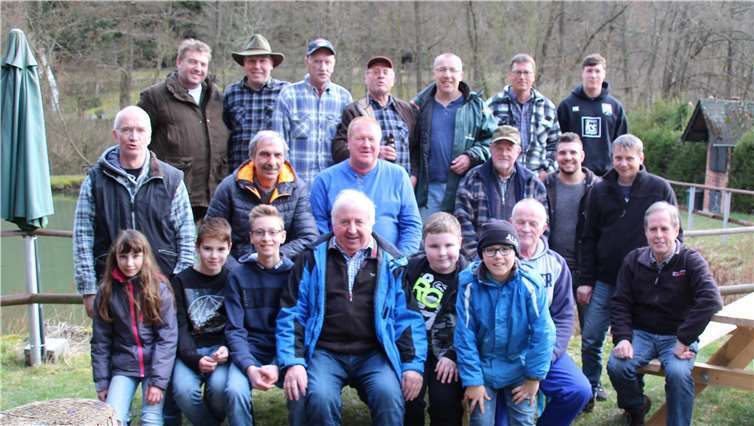 Am vereinseigenen Teich starteten Mitgliederund Freunde des Angelvereins Nitztal in die neue Saison.  privat