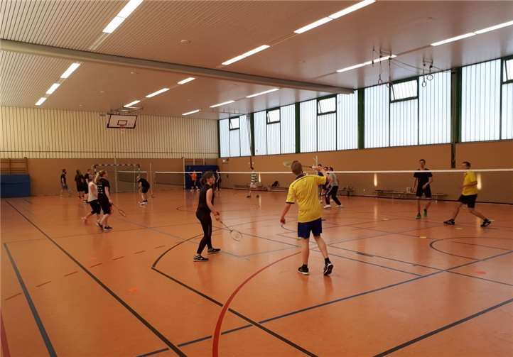 Am vergangenen Donnerstag leiteten Martin und Maximilian Schleich den ersten Ochtendunger Badminton-Abend in der Wernerseckhalle. Viele Sportbegeisterte waren der Einladung gefolgt.privat
