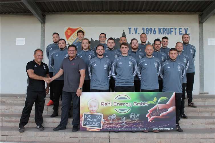 Am vergangenen Donnerstag nahm die erste Herrenmannschaft des Turnvereins die neuen Trainingsanzüge vom Firmeninhaber der Firma Rehl-Energie, Viktor Rehl entgegen. Foto: privat