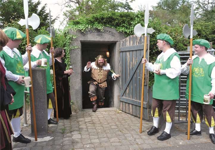 Am vergangenen Donnerstag war es endlich so weit: Nach einem zwei Jahre währenden Winterschlaf entstieg Bierkönig Gambrinus den Tiefen der Mendiger Felsenkeller.