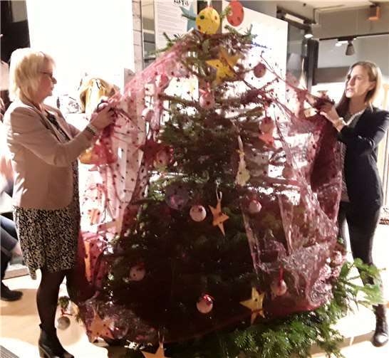 Am vergangenen Freitag wurde bei „Kaktus Mode“ der Wunschbaum von Claudia Becker („Kaktus“) und Berit Schmeling (Kinderheim An der Alten Eiche) enthüllt.Foto: privat