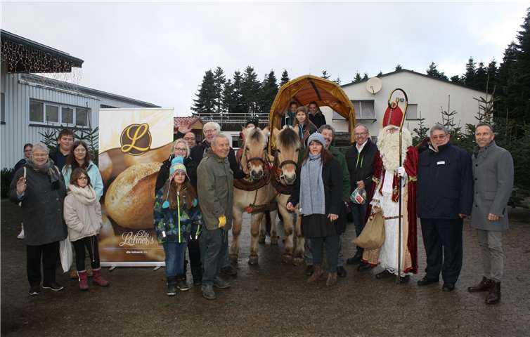 Am vergangenen Sonntag konnten sich die Gewinner des Lohner-Gewinnspiels auf dem Tannenhof ihren Wunschweihnachtsbaum aussuchen.TE
