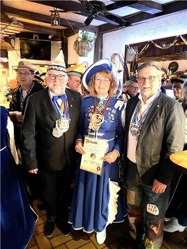 Am vergangenen Sonntag wurde Petra Schmidt, Mitglied der KG Blau-Weiß, von den beiden stellvertretenden Bürgermeistern der Stadt Rheinbach, Kalle Kerstholz und Markus Pütz, der dritte und letzte Glasorden der Session verliehen. Foto: Alfred Eich