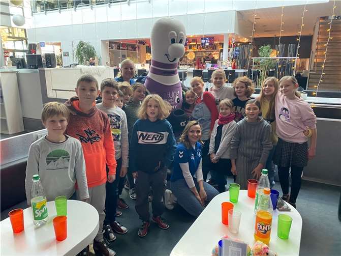 Am vergangenen Wochenende baten die E-Jugend-Trainerinnen Kathrin und Olja ihre Truppe zur Weihnachtsfeier. Foto: privat