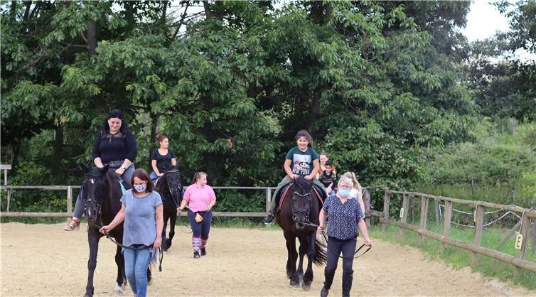 Am vergangenen Wochenende besuchten mehrere Gruppen der Frauenbegegnungsstätte UTAMARA e.V. den Reitverein Bruchhausen.Foto: privat