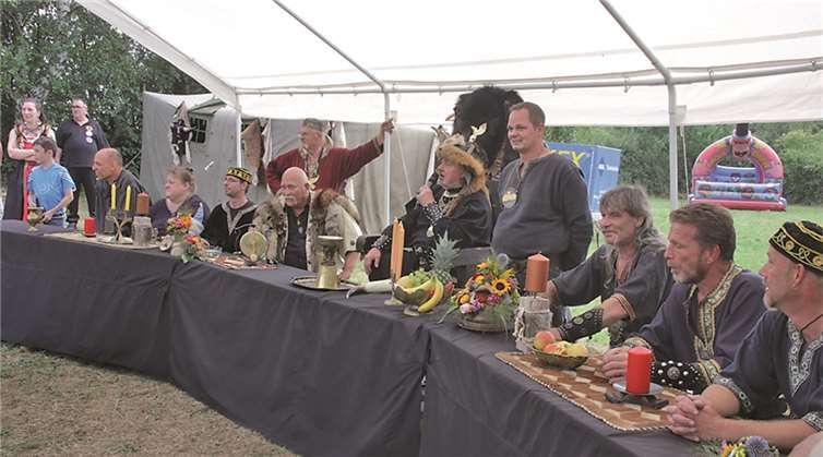 Am vergangenen Wochenende empfing Hunnenkönig Attila (Mitte) seine „Untergebenen“ und zahlreiche Gäste beim 19. Hunnenlager auf der Wiese vor der Tomburg. Stein