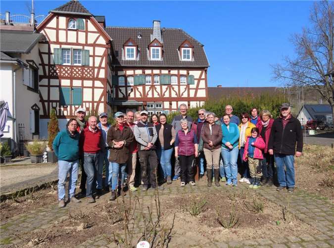 Am vergangenen Wochenende trafen sich bei strahlendem Sonnenschein rund 30 Mitglieder der Rosenfreunde Löhndorf sowie Freunde und Familien, um die jährliche Tradition des Frühjahrsschnitts der Rosen zu pflegen. Foto: privat