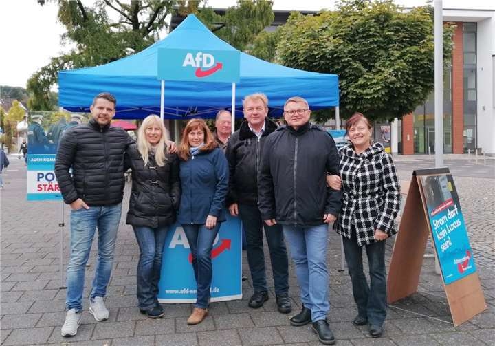 Am vergangenen Wochenende waren der stellvertretende Vorsitzende der AfD-Kreistagsfraktion, Harald Zobel und Gerlinde Seidel mit einem Infostand in Puderbach Ansprechpartner für interessierte Bürger.Foto: privat