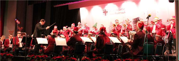 Am vierten Advents-Wochenende lädt das Stadtorchester Andernach von Freitag bis Sonntag dreimal zu den Adventskonzerten in die Mittelrheinhalle Andernach. Foto: Corinna Mühlbauer
