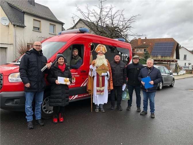Am vierten Adventssamstag begaben sich Ratsmitglieder gemeinsam mit St. Nikolaus auf eine besondere Mission durch die Straßen der Gemeinde. Foto: privat