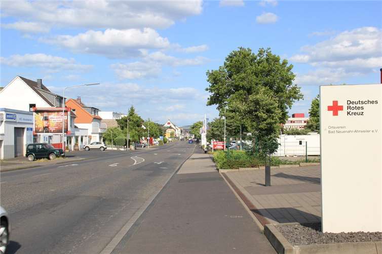 Ziel sind klare Verkehrsführung und neue Grünflächen Am westlichen Ende der Heerstraße in Höhe Weinbergstraße und DRK-Rettungswache soll der erste Bauabschnitt in Richtung Rhein beginnen. Fotos: GS