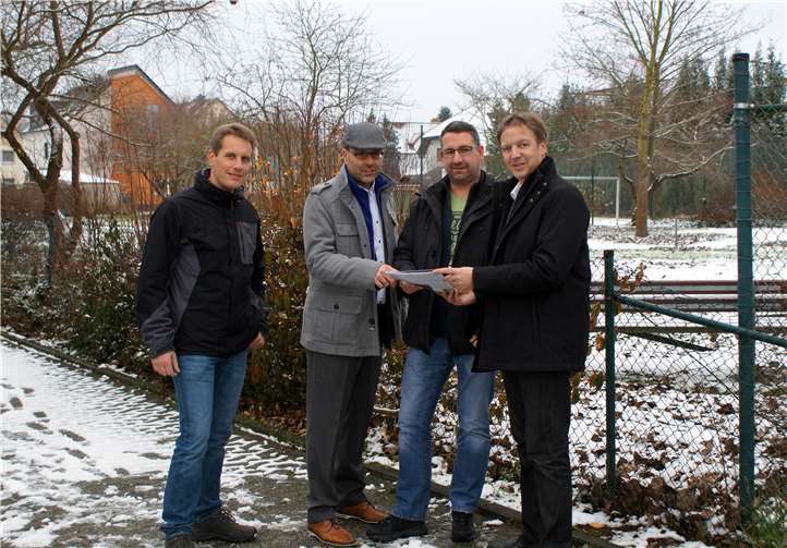 Am zukünftigen Standort sprachen Dirk Schoor (Stellvertretender CDU-Fraktionsvorsitzender im VG-Rat), Ralf Schüller (CDU-Vorsitzender von Urmitz), Marco Fink (Sprecher der CDU-Fraktion im Urmitzer Ausschuss für Jugend, Sport und Kultur) und Horst Hohn (Geschäftsführer der CDU-Kreistagsfraktion Mayen-Koblenz) über den Zuschuss des Landkreises zum Bau der neuen Kita. privat