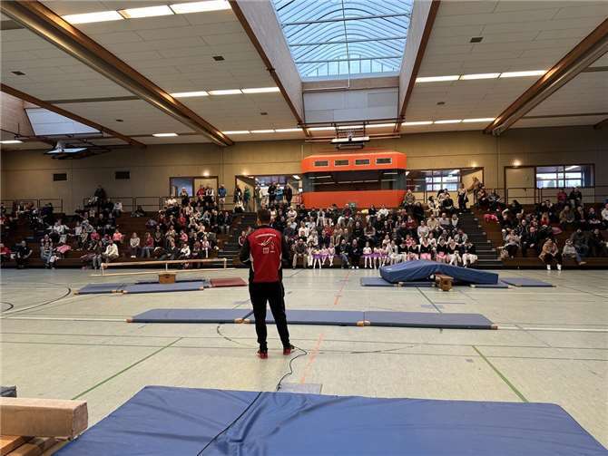Am zweiten Adventssonntag verwandelte sich die Beethovenhalle in eine bunte Turnerlandschaft, als das diesjährige Abschlussturnen zahlreiche Besucher anlockte. Foto: privat