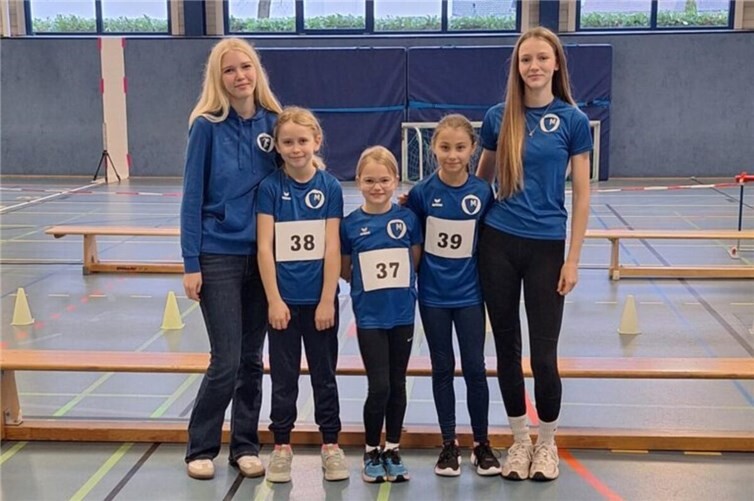 Am zweiten Adventswochenende starteten die Athletinnen Emma H., Antonia (beide W8) und Greta (W10) beim Nikolauswettkampf in Troisdorf. Foto: privat