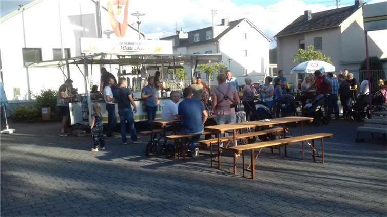 Am zweiten Septemberwochenende traf man sich bei herrlichem Spätsommerwetter auf dem Vorplatz des Gemeindezentrums.Foto: privat