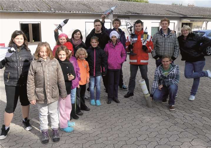 Am zweiten Tag bastelten die Jugendlichen Wasserraketen.