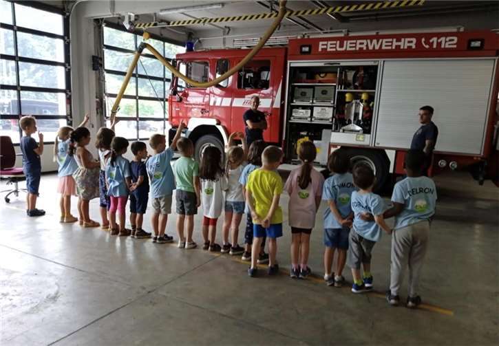 Am zweiten Tag der Feuerwehrtage hatten die schlauen Füchse die Gelegenheit, die beeindruckende Feuerwehrhalle, die Einsatzfahrzeuge und alle zugehörigen Geräte zu besichtigen.  Foto: KiTa Maria Magdalena