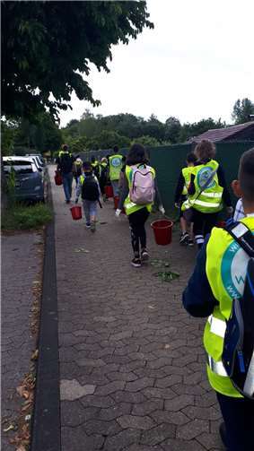 Am zweiten Tag der Projektwoche begannen die Schüler mit ihrer Aufräumaktion am Rheinufer.Foto: privat