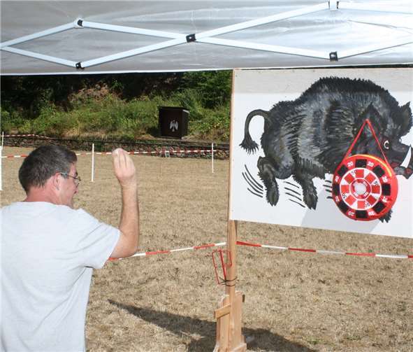 Am zweiten Wettbewerbsstand konnte man mit Würfen auf den laufenden Keiler punkten.
