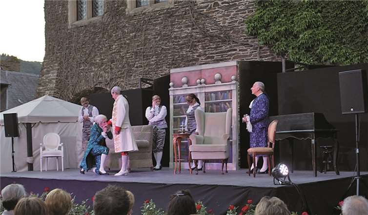 "Amadeus" zog die Zuschauer in der atmosphärisch eindrucksvollen Kulisse des Rosenhofs in seinen Bann. Volksbank Cochem