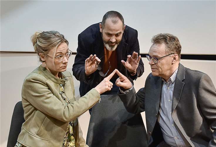 Amateurtheater die-oase spielt das Stück „Die Wunderübung“. Fotos: Martin Bernbrich