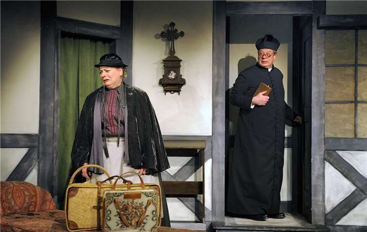 Ambrosia muss das Pfarrhaus für eine Weile verlassen.