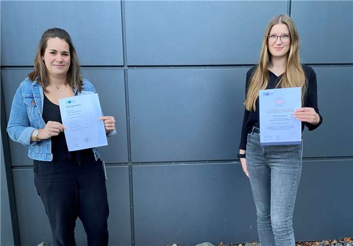 Amelie Gotter (links) und Alina Schlagwein (rechts) freuen sich über die Auszeichnung. Foto: privat