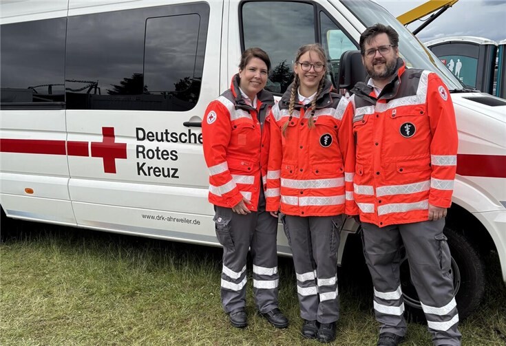 Amelie Oesterreich (Mitte) freute sich sehr, dass auch ihre Eltern Christine (li.) und Marc (re.) bei Rock am Ring im Einsatz waren.