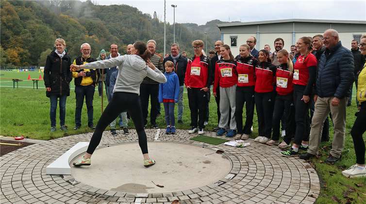 Amelie Schmitt und weitere Athleten des VfL Waldbreitbach zeigen bei der Eröffnung der neuen Kugelstoßanlage vor Publikum ihr Können.Fotos: VfL Waldbreitbach/Julia Fröder