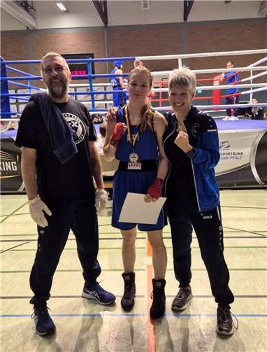 Amelie Zirwes mit ihrem Trainerteam. Quelle: Box-Union Weißenthurm e.V.