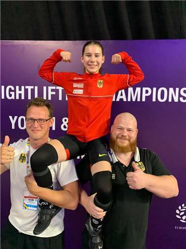 Amelie mit Bundesjugendtrainer David Kurch (rechts) und Stützpunkttrainer Berlin Tony Höwler (links). Foto: privat