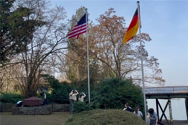 Amerikanische und Remagener Pfadfinder hissen die Fahnen.