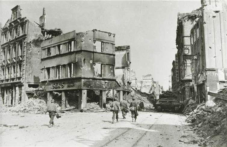 Amerikanischer Panzer mit Infanteristen in der Löhrstraße/Ecke Fischelstraße, Blickrichtung Vier Türme, 18. März 1945. Foto: StAK FA 2 Nr. 4824; Foto: US Army