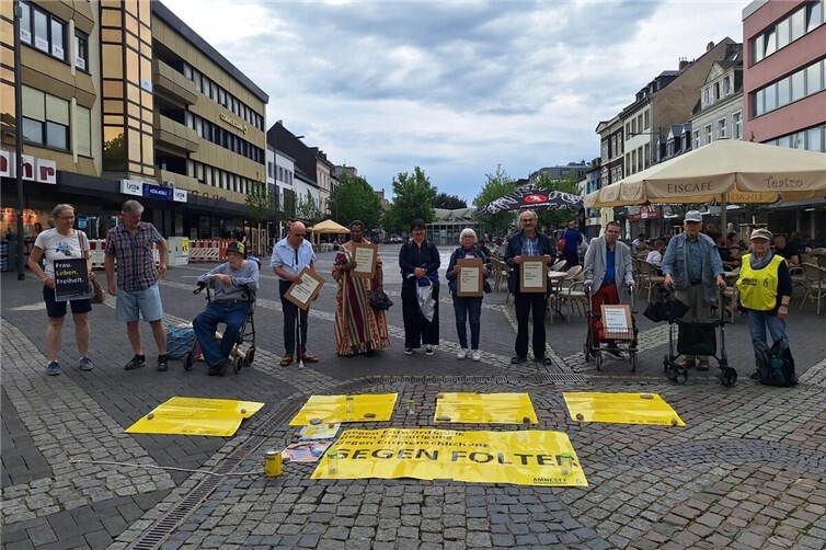 Amnesty Gruppe Neuwied - Mitglieder und Freunde protestierten schweigend gegen Folter im Iran.