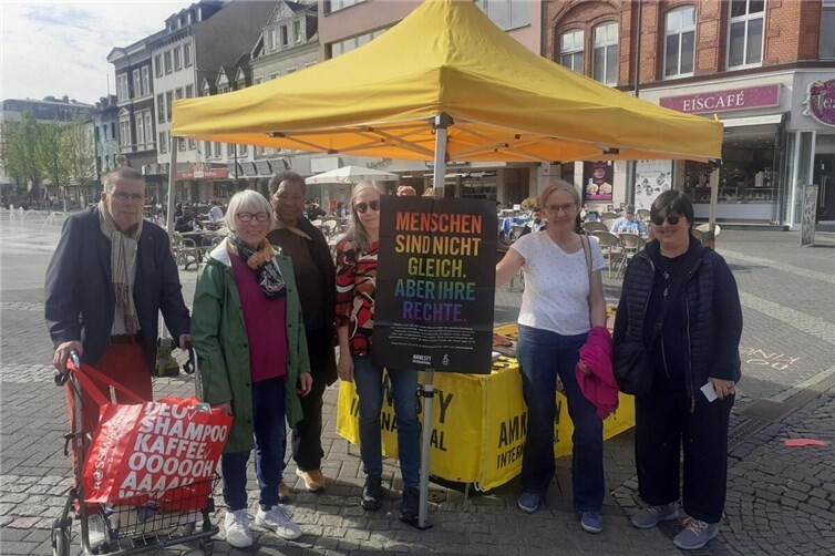 Amnesty Gruppe Neuwied: Stefan Kühr, Inge Rockenfeller, Celine Amesse, Ute Winkelmann, Beate Junglas-Krischar und Susanne Kudies